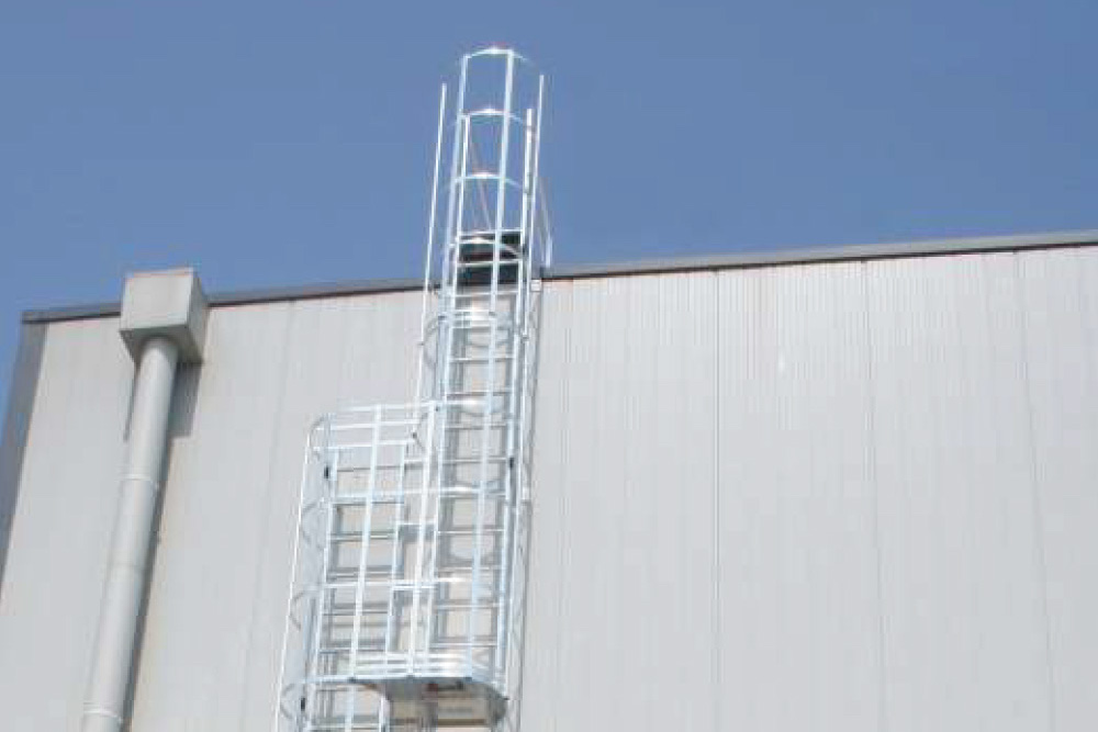 scala con gabbia per lavoro in sicurezza