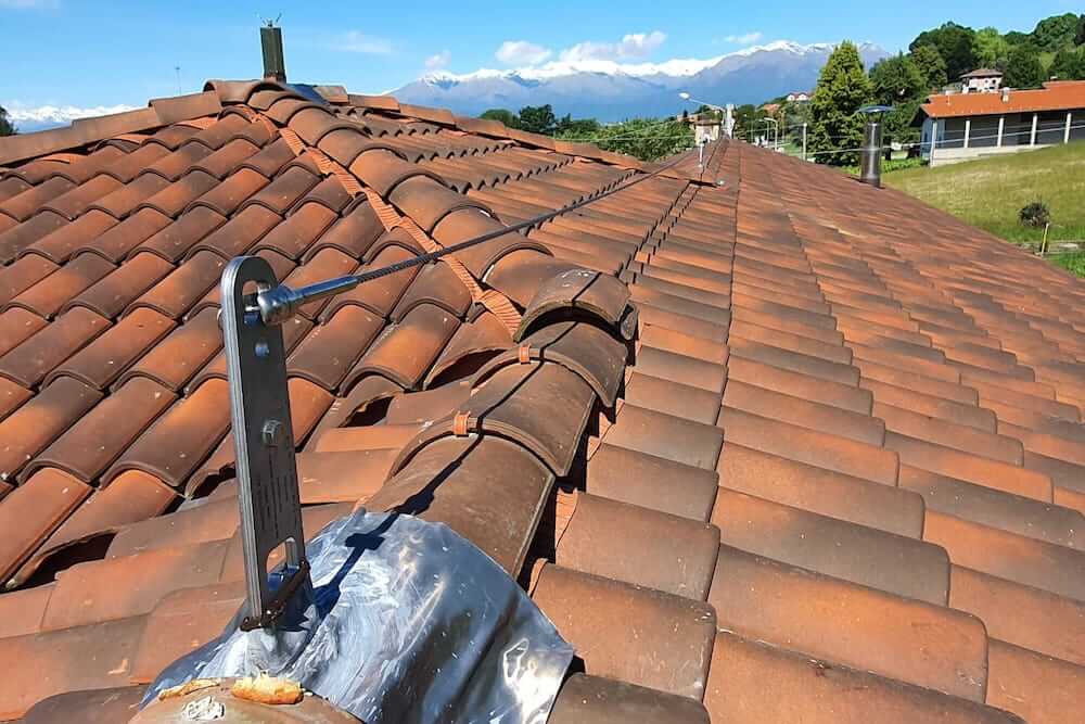 linee vita e agganci su un tetto di casa singola residenziale