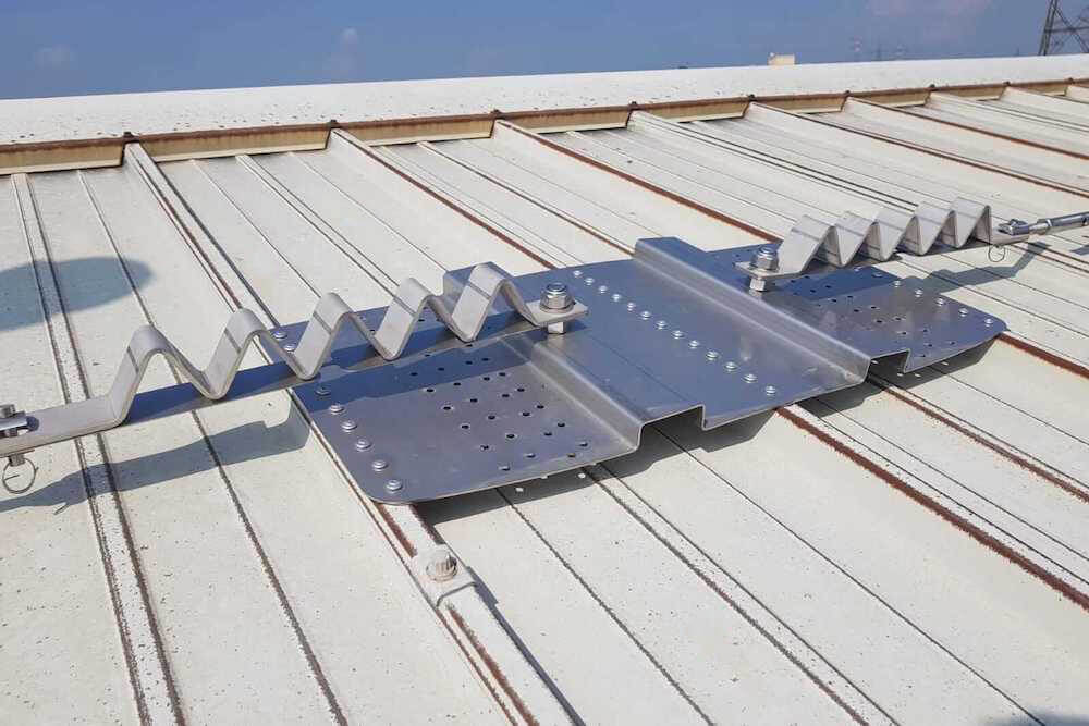 sistemi di sicurezza e sistemi anticaduta su tetto in lamiera di edificio commerciale