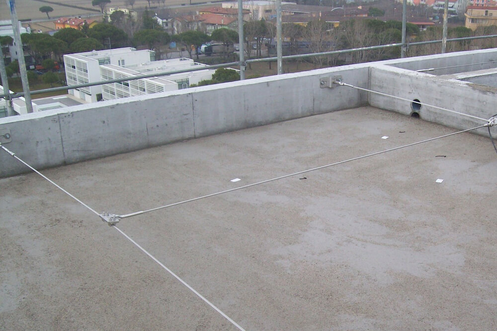 cantiere e linee vita su tetto piano di edificio residenziale