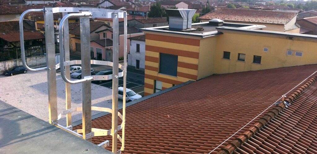 scale con gabbia viste dal tetto