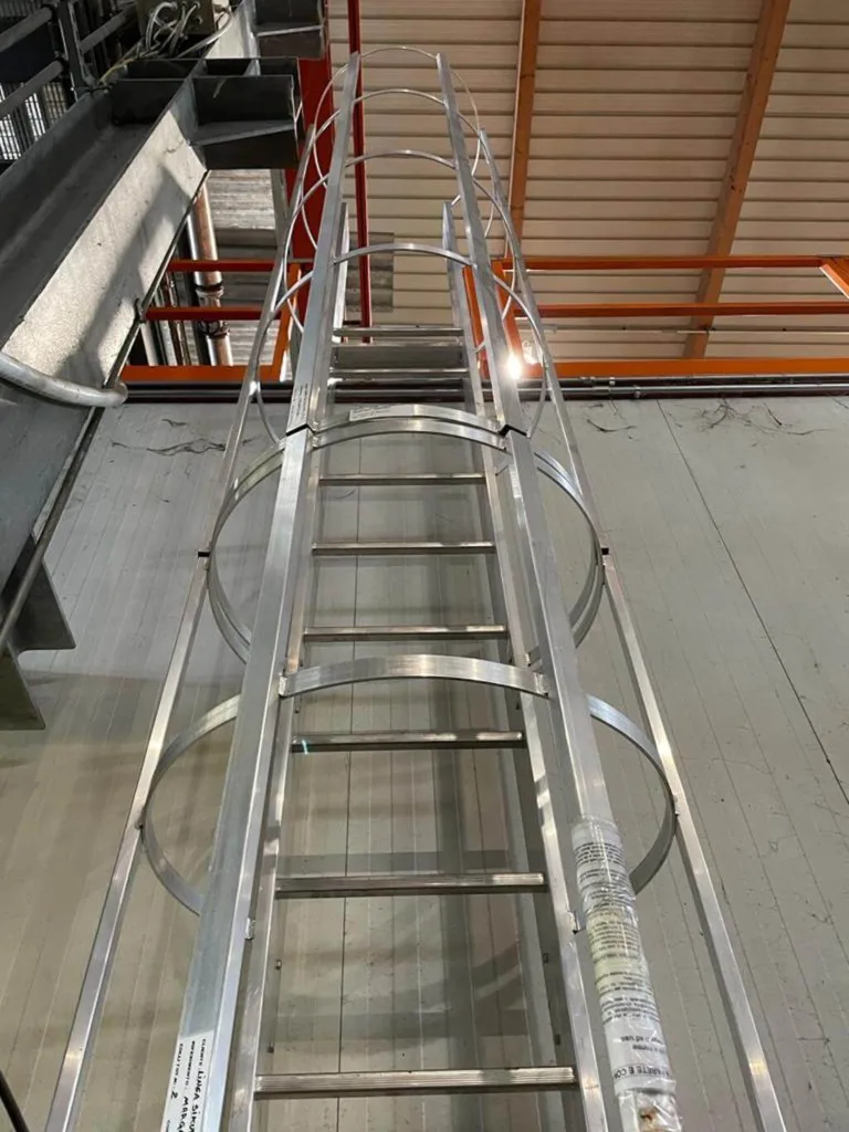 Installazione scale con gabbia Lineasikura su edificio industriale a Rodallo - Torino