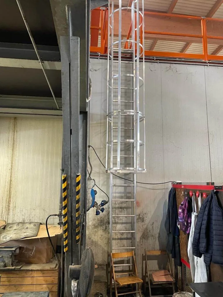 Installazione scale con gabbia Lineasikura su edificio industriale a Rodallo - Torino