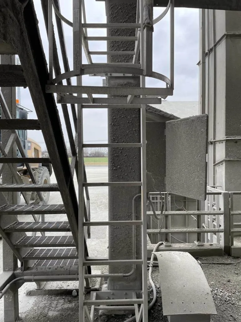 Installazione scale con gabbia Lineasikura su edificio industriale a Rodallo - Torino