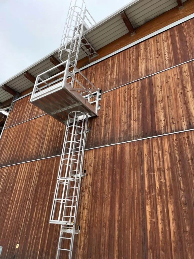 Installazione scale con gabbia Lineasikura su edificio industriale a Rodallo - Torino