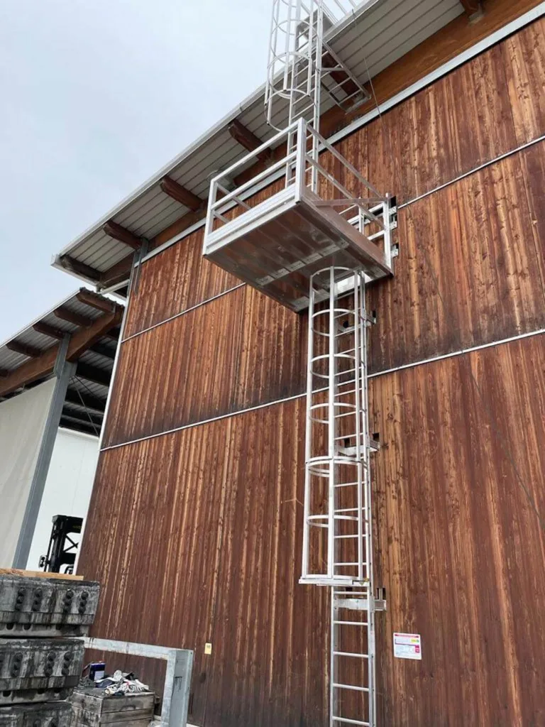 Installazione scale con gabbia Lineasikura su edificio industriale a Rodallo - Torino