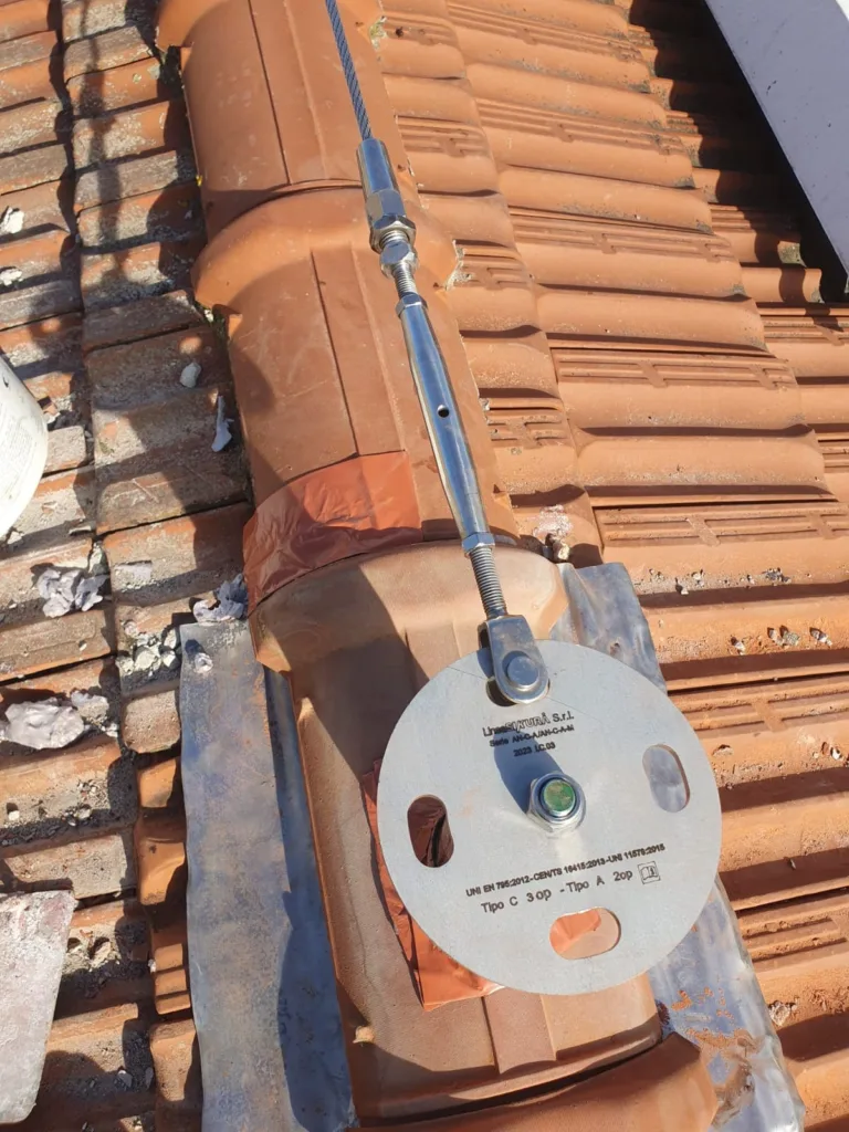 Installazione impianto anticaduta Lineasikura su edificio residenziale a Ravenna