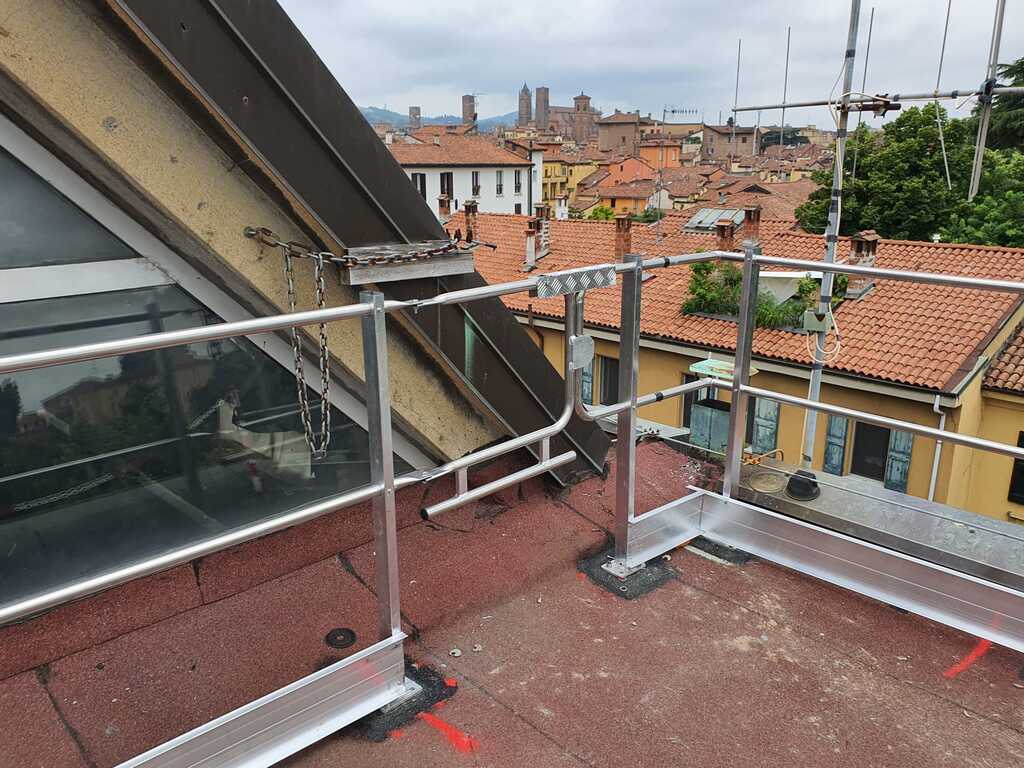 Installazione impianto anticaduta Lineasikura su edificio pubblico a Bologna