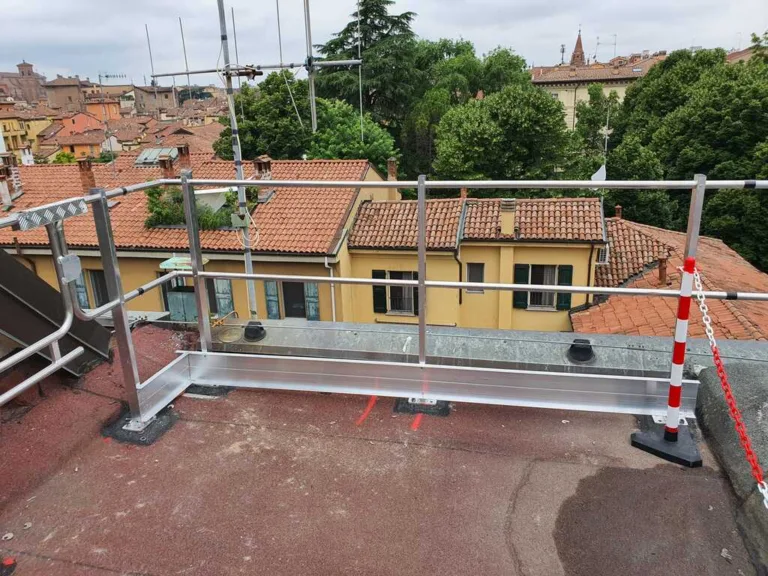 Installazione impianto anticaduta Lineasikura su edificio pubblico a Bologna
