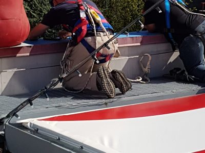operatori al lavoro in sicurezza con imbracature e linee vita su tendone Mediaset
