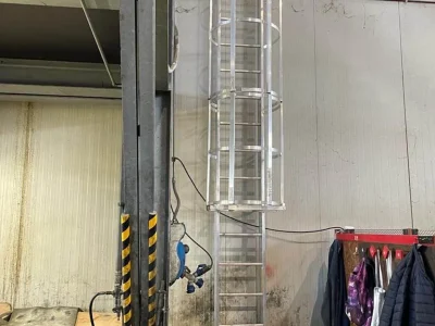 Installazione scale con gabbia Lineasikura su edificio industriale a Rodallo - Torino