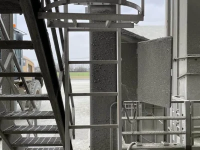 Installazione scale con gabbia Lineasikura su edificio industriale a Rodallo - Torino