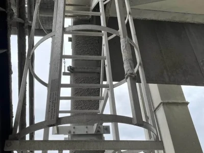 Installazione scale con gabbia Lineasikura su edificio industriale a Rodallo - Torino