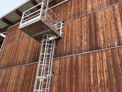 Installazione scale con gabbia Lineasikura su edificio industriale a Rodallo - Torino