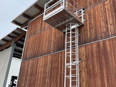 Installazione scale con gabbia Lineasikura su edificio industriale a Rodallo - Torino