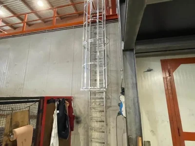 Installazione scale con gabbia Lineasikura su edificio industriale a Rodallo - Torino