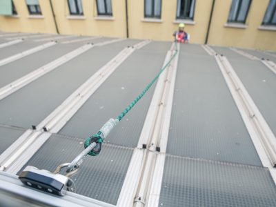 particolare ancoraggio delle linee vita sulla banca BPM di Milano